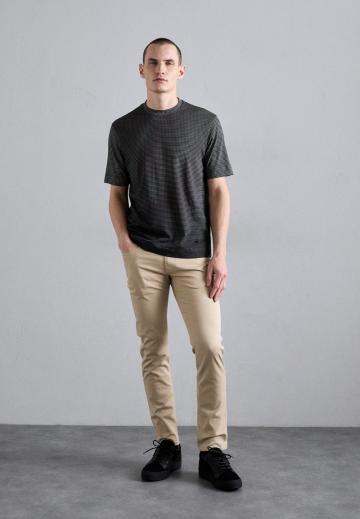 Узкие джинсы