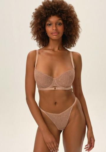 Трусы на бедрах