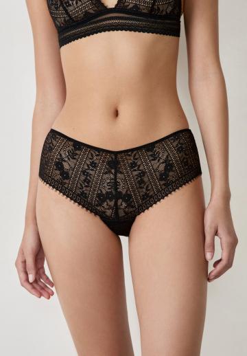 Трусы на бедрах