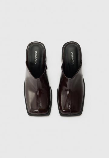 Босоножки на каблуке