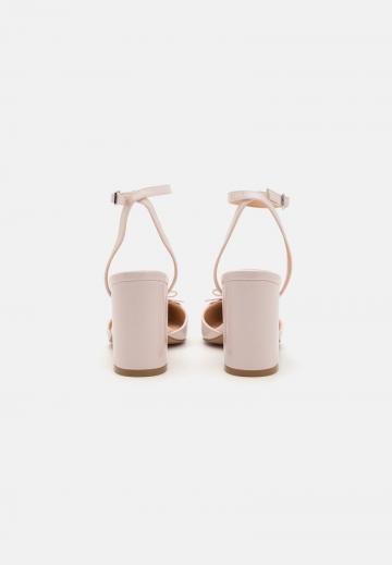 Туфли на высоком каблуке