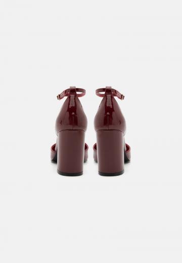 Туфли на высоком каблуке