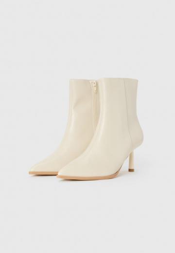 Высокие сапоги