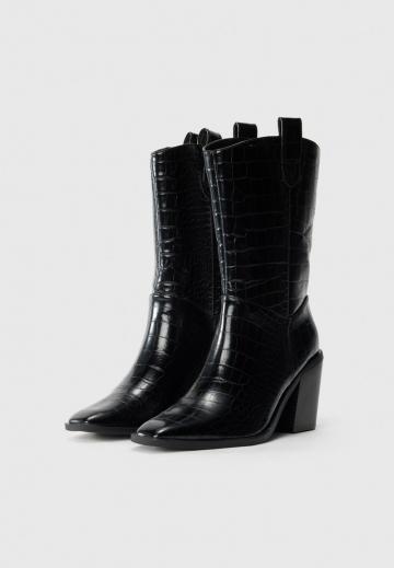 Полусапожки на высоком каблуке