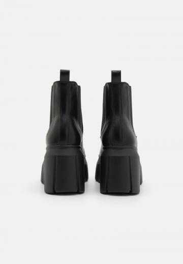 Сапожки на танкетке