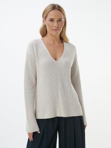 Пуловер с вырезом V