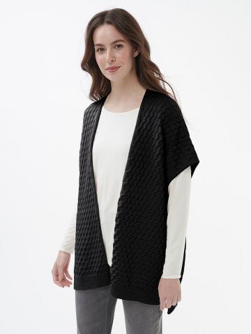 Вязаная жилетка