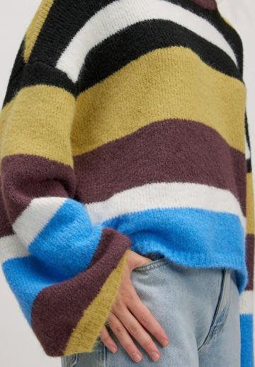Пуловер в полоску