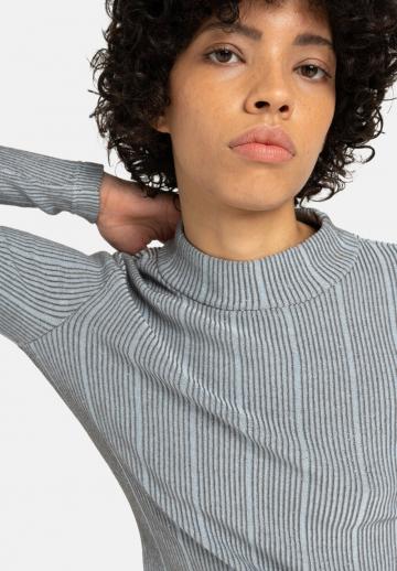 Пуловер в полоску