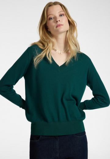 Пуловер с вырезом V