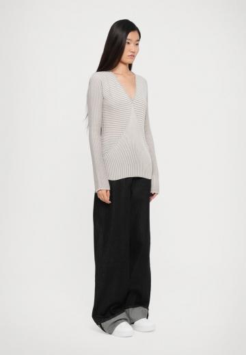 Пуловер с вырезом V