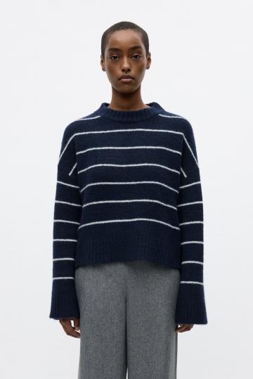 Пуловер в полоску