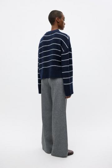 Пуловер в полоску