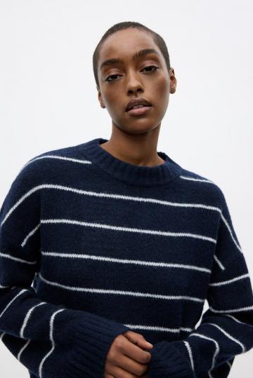 Пуловер в полоску