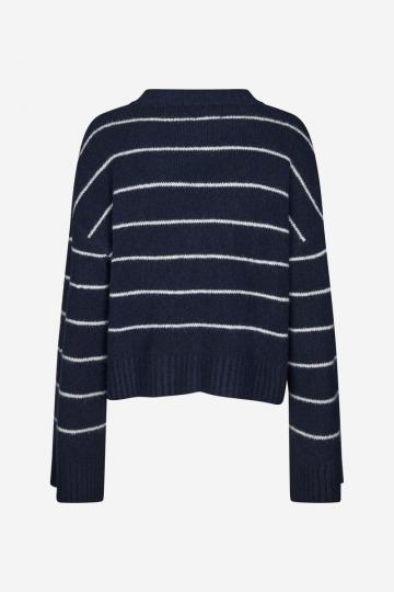 Пуловер в полоску