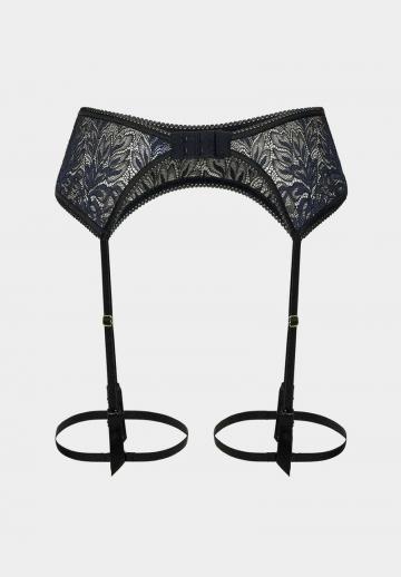 Трусы на бедрах