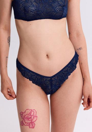 Трусы на бедрах