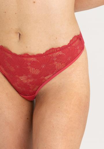 Трусы на бедрах