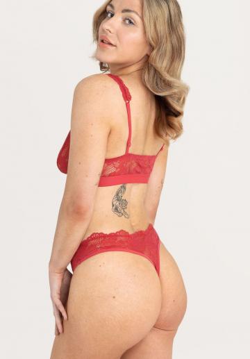 Трусы на бедрах