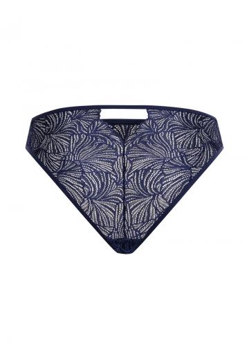 Трусы на бедрах