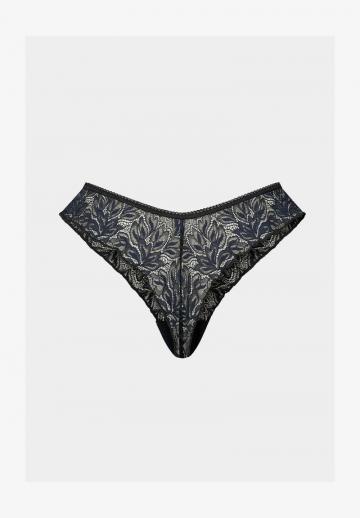 Трусы на бедрах