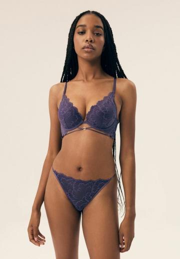 Трусы на бедрах