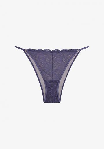 Трусы на бедрах