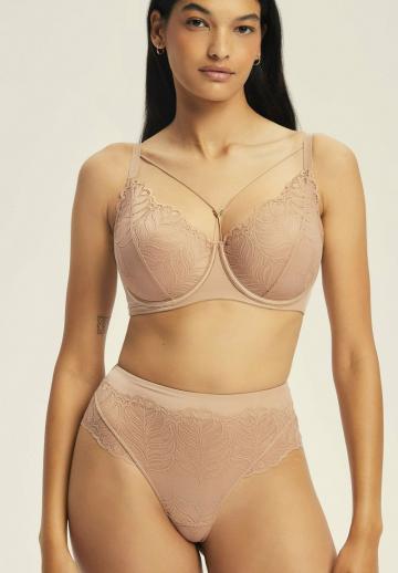 Трусы на бедрах