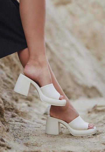 Босоножки на каблуке