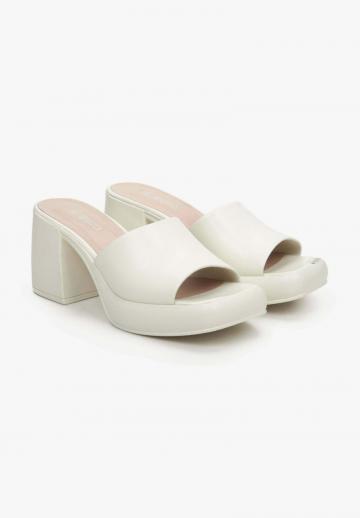 Босоножки на каблуке