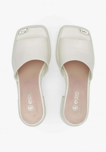 Босоножки на каблуке