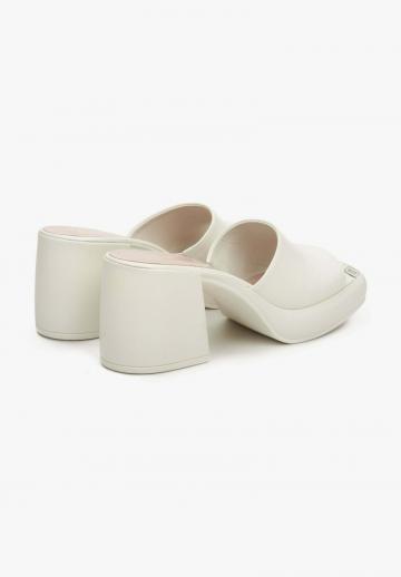 Босоножки на каблуке