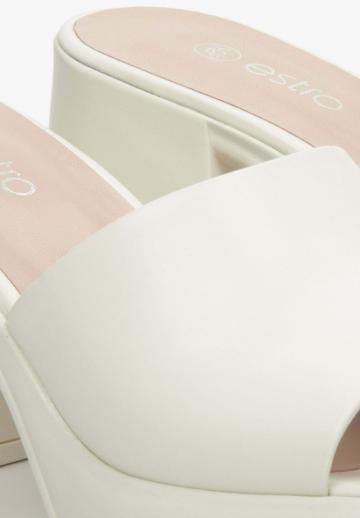 Босоножки на каблуке