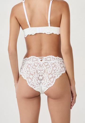 Трусы на бедрах