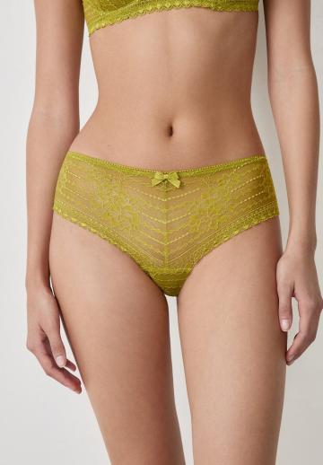 Трусы на бедрах