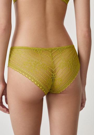 Трусы на бедрах