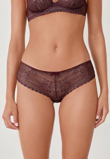 Трусы на бедрах