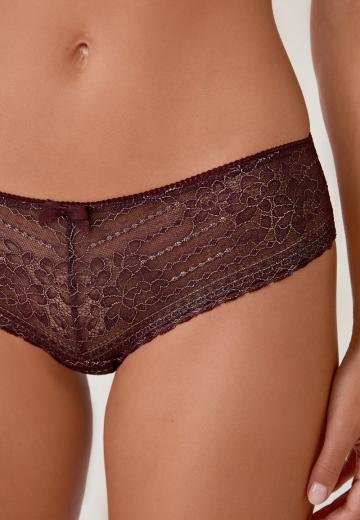 Трусы на бедрах