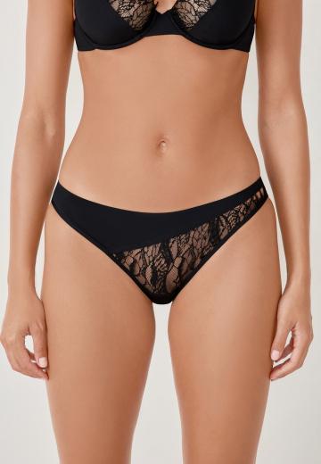 Трусы на бедрах