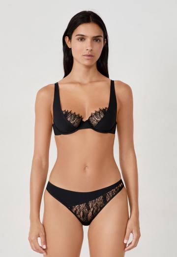 Трусы на бедрах