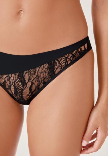 Трусы на бедрах