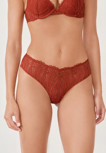 Трусы на бедрах