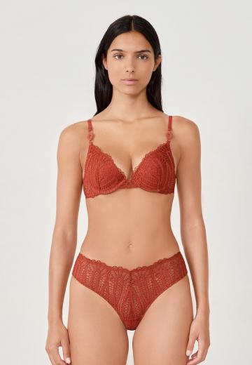 Трусы на бедрах