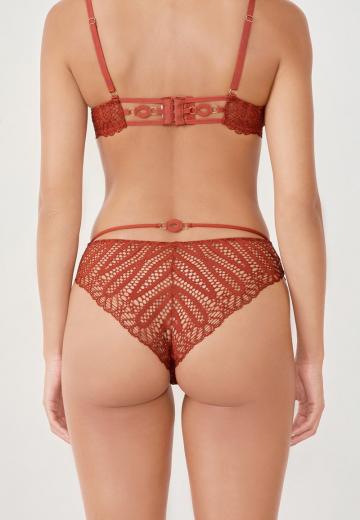 Трусы на бедрах