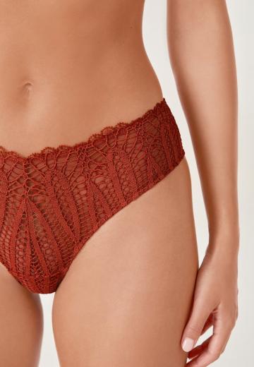 Трусы на бедрах