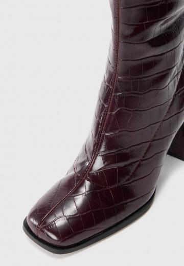 Высокие сапоги