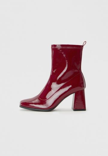 Высокие сапоги