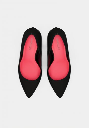 Туфли с высоким носом