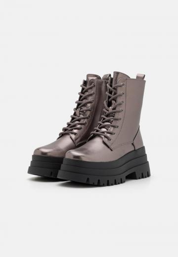 Ботинки на шнуровке