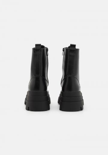 Ботинки на шнуровке